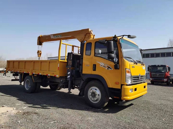 重汽5.4米貨箱6.3噸隨車吊